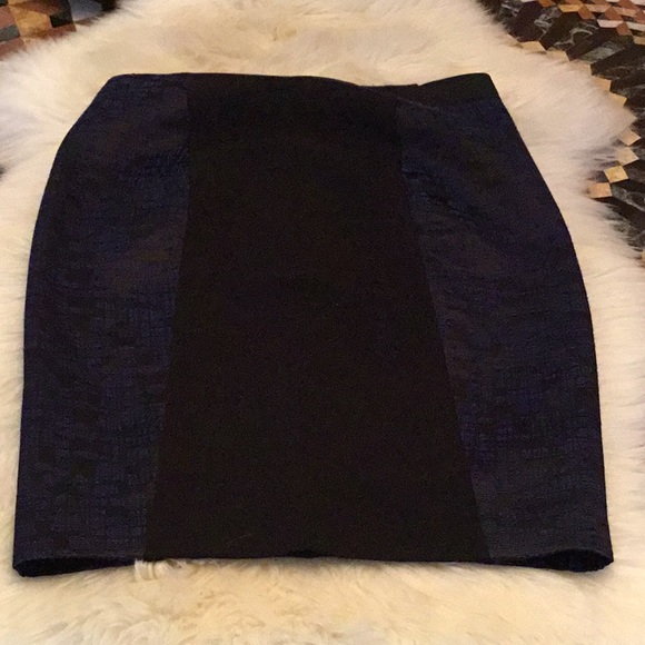 Sexy yet refined  Tahari skirt - Picture 1 of 5
